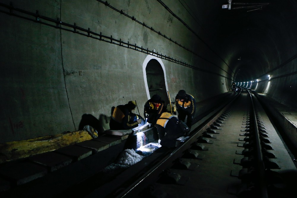 玉龙铁路运营隧道病害现状